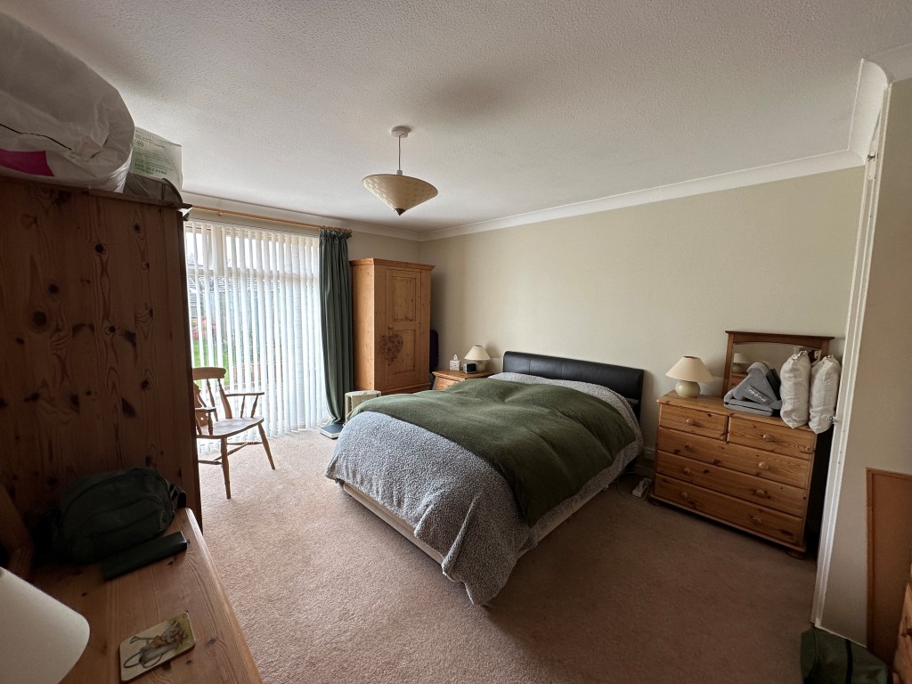Lot: 1 - TWO-BEDROOM SEMI-DETACHED BUNGALOW WITH GARAGE AND GARDEN - Main Bedroom